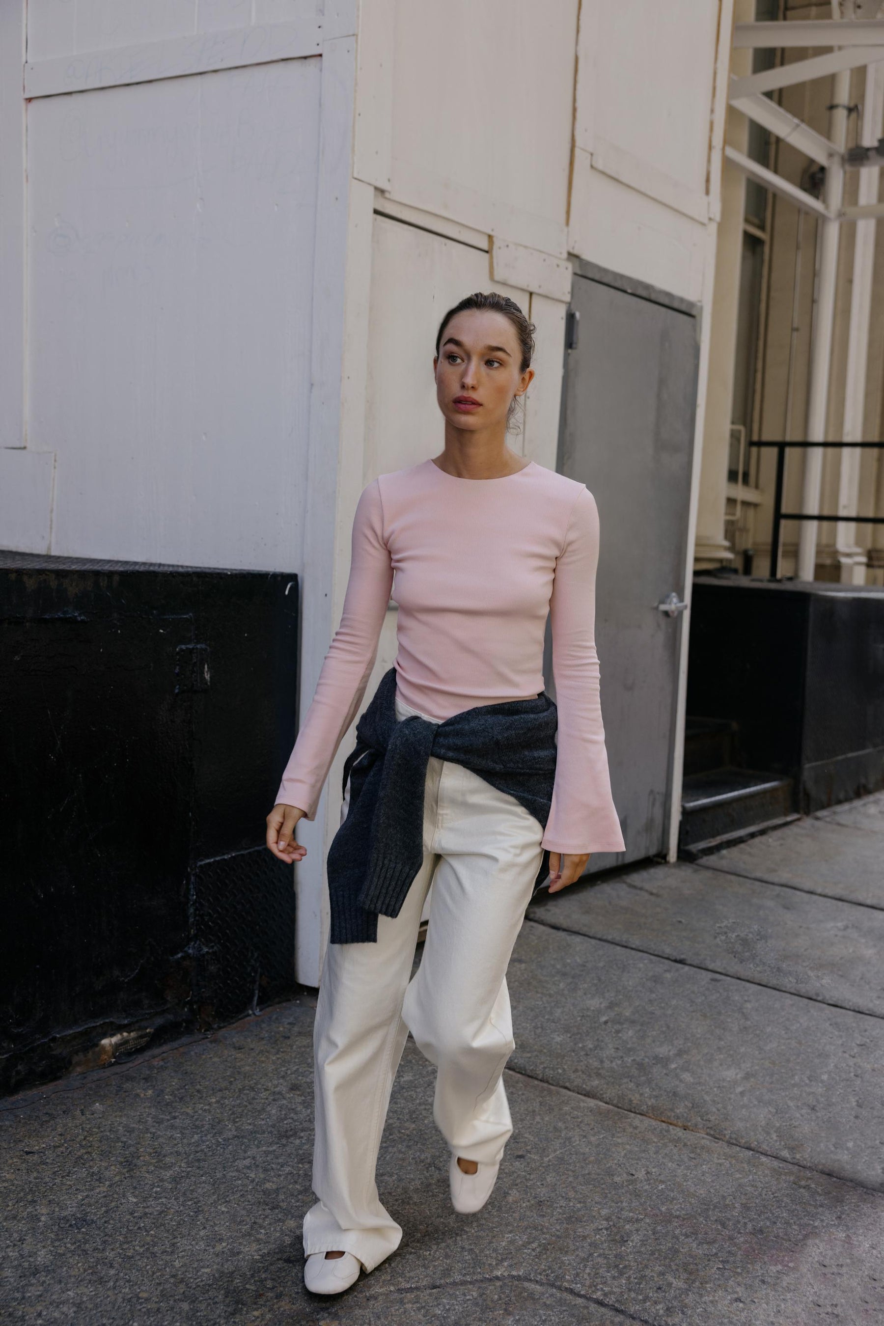 Flared sleeve rib t-shirt.